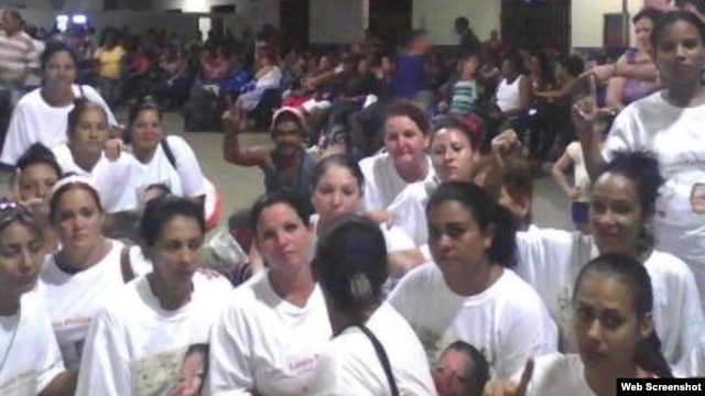 Damas de Blanco.Terminal de La Coubre. Habana foto enviada por @hablemospress a través de twitpic