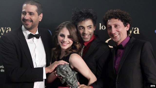 El director Alejandro Brugués (i) y actores Alexis Díaz (d), Jazz Vilá (2d), y Andrea Duro (2i) posan con el Goya a la mejor película iberoamericana, por "Juan de los Muertos", premiada  en la gala de la XXVII edición de los premios Goya  