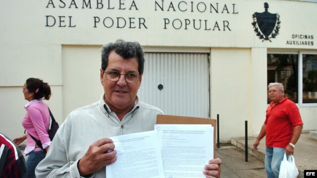 ARCHIVO. Payá tras la entrega de dos proyectos de ley en la Asamblea Nacional.