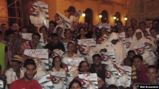 Grupos de jóvenes católicos por las calles de La Habana.