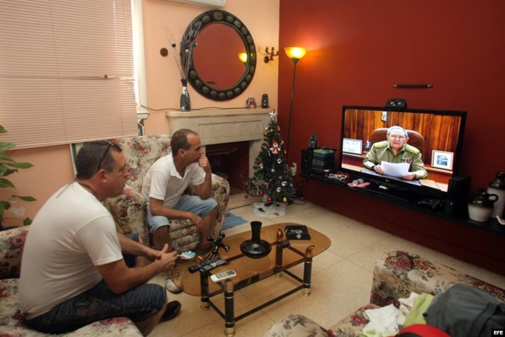 Varias personas observan la intervención Raúl Castro, desde sus oficinas en la sede del Ministerio de las Fuerzas Armadas Revolucionarias&nbsp;(MINFAR) anunciando su&nbsp;conversación con el presidente Barack Obama y el restablecimiento de las relaciones diplomáticas con Estados Unidos.