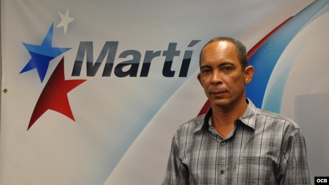 Darsi Ferrer en los estudios de Radio Martí/ martinoticias.com
