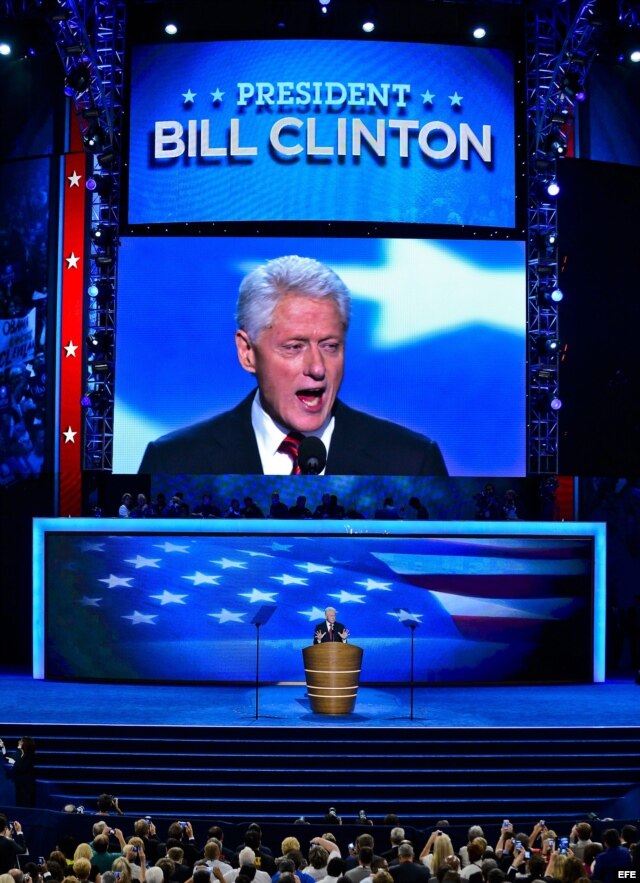 Bill Clinton se dirige a los delegados en la convención demócrata en Carolina del Norte.