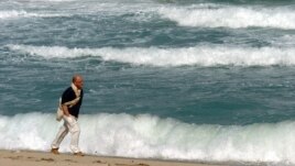 El fuerte oleaje que provocan los huracanes ha dejado algunas playas de la isla desprovistas de arena 