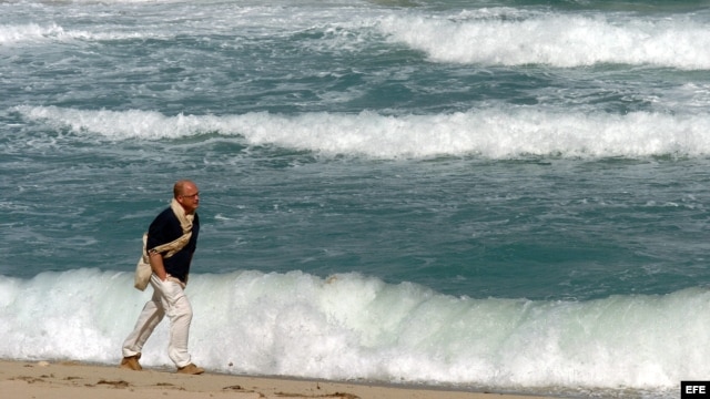 El fuerte oleaje que provocan los huracanes ha dejado algunas playas de la isla desprovistas de arena 