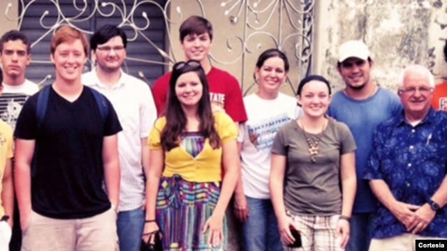 Parte de los estudiantes que viajaron a la isla (Foto: Baptist College of Florida).