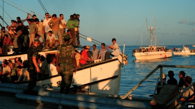 Foto de archivo de exiliados cubanos que llegan en barcos durante el éxodo del Mariel en 1980,en el que arribaron al sur de Florida más de 125.000 cubanos.