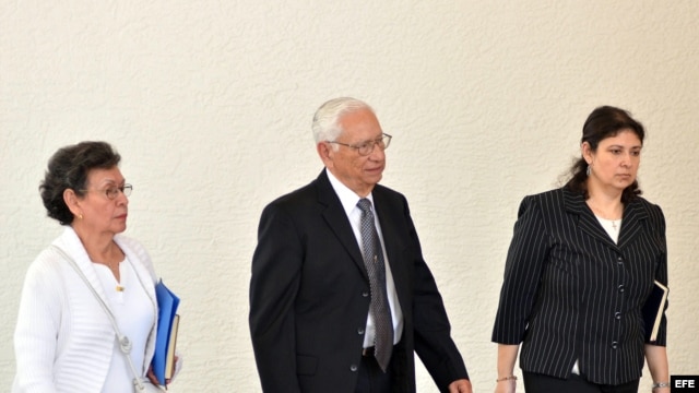 Fotografía de archivo del exministro de Defensa de El Salvador, José Guillermo García Merino (c), acompañado de su esposa (i) e hija (d),  tras salir de una corte de inmigración en Miami (EEUU) donde se estudia su posible deportación.