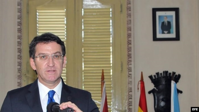 El presidente del gobierno autónomo de Galicia (noroeste de España), Alberto Núñez Feijóo (i) habla hoy, jueves 5 de diciembre del 2013, durante un evento en el Centro Gallego en La Habana (Cuba). 