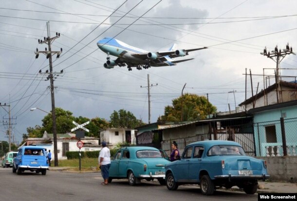 El Air Force One con el presidente Obama a bordo llega a La Habana, una de las 10 mejores fotos de la lista Time en 2016. (Foto Alberto Reyes, Reuters vía Time)