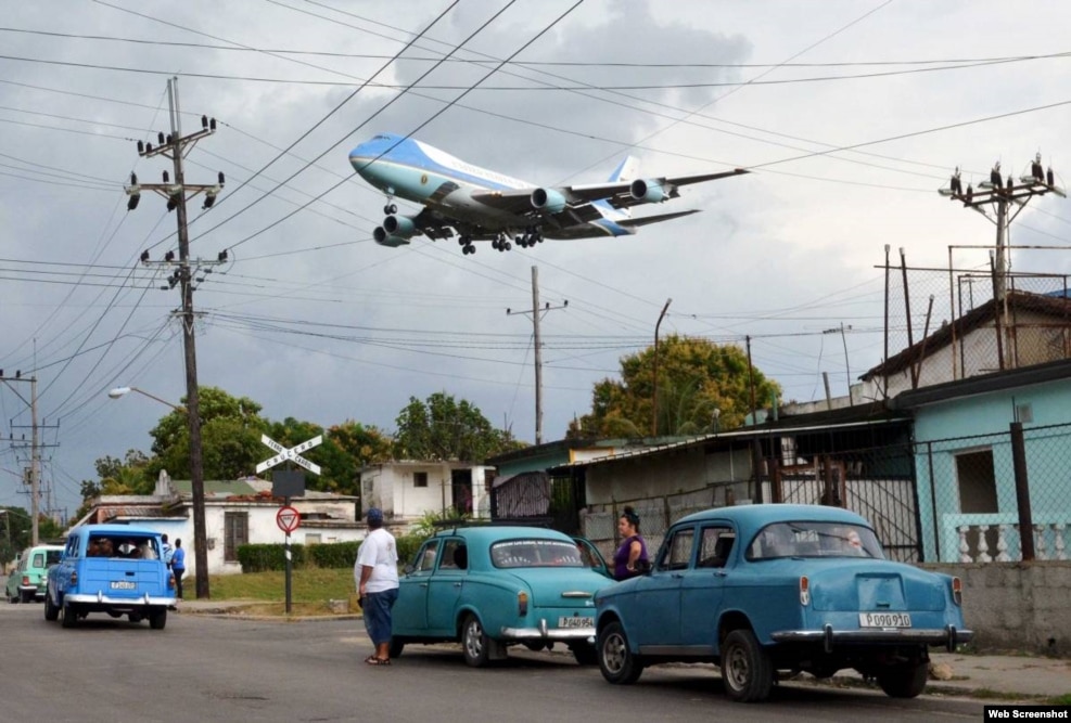 El Air Force One con el presidente Obama a bordo llega a La Habana. La imagen fue una de las 10 mejores fotos de la lista Time en 2016. (Foto Alberto Reyes, Reuters vía Time)