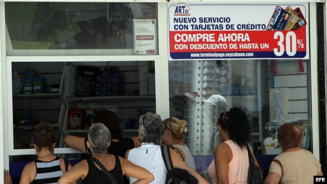 Fotografía de este 19 de septiembre de 2014 de Varias personas haciendo fila para comprar en un establecimiento en La Habana, Cuba. El largo tránsito hacia la unificación monetaria en Cuba ha dado ya un paso fundamental con la aceptación de pesos cubanos