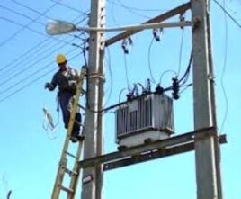 Cuba un trabajador de la empresa eléctrica realizando reparaciones luego del ciclón Sandy en 2010