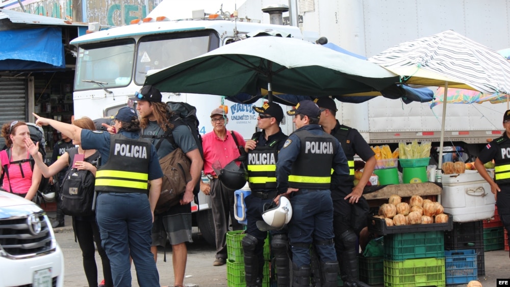 Policías de Costa Rica caminan por la zona fronteriza con Panamá. Foto Archivo