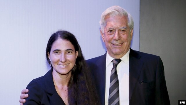 El escritor peruano Mario Vargas Llosa y la bloguera cubana Yoani Sanchez durante el VII Foro Atlántico, en la Casa de America.