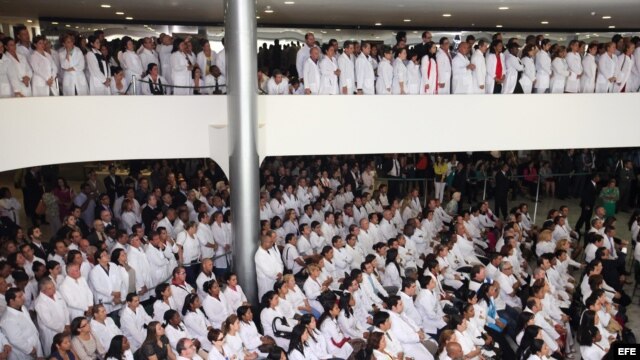 Cientos de médicos extranjeros escuchan a la presidenta brasileña, Dilma Rousseff, hablar de la contratación de dosctores para el programa Mais Médicos.
