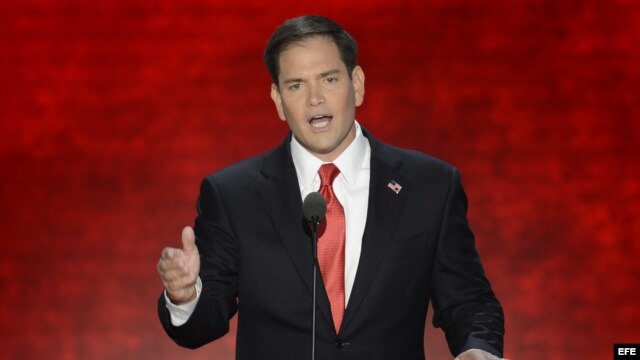El senador estadounidense de la Florida, Marco Rubio, presenta a Mitt Romney en la Convención Nacional Republicana en Tampa, Florida. 