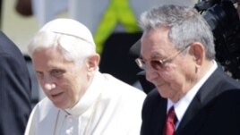 El Papa junto al gobernante Raúl Castro