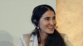 La bloguera y disidente cubana Yoani Sánchez participa en la capital checa en el Forum 2000.