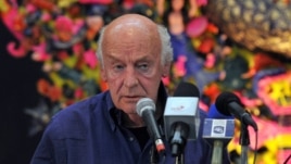 El escritor uruguayo Eduardo Galeano realiza una lectura de su obra en la Casa de las Américas, en La Habana, Cuba  