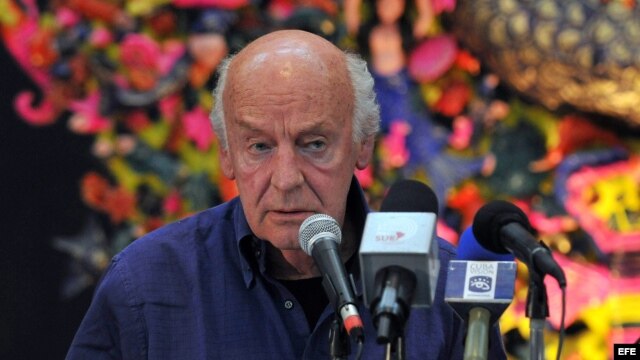El escritor uruguayo Eduardo Galeano realiza una lectura de su obra en la Casa de las Américas, en La Habana, Cuba  