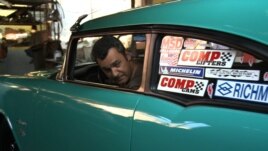 Eduardo, que participa en el documental, en su auto de carreras.