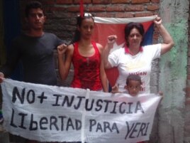 El activista Yusmel Acosta (ADO), Yisel Aguilar, Odalis Legrá (esposa de Yeris Curbelo) y la madre de Yeris. Foto cortesía Yordis G.