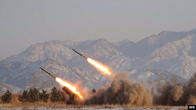 Imagen sin fechar facilitada por la agencia norcoreana KCNA que muestra el lanzamiento de misiles.