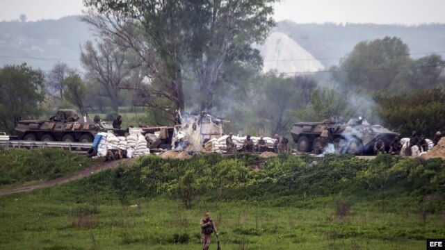 Soldados ucranianos permanecen en un puesto de control cercano a la ciudad de Slaviansk (Ucrania), tras arrebatar su dominio a los prorrusos, hoy, viernes 2 de mayo de 2014. 