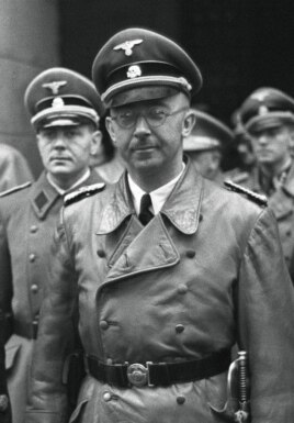 Heinrich Himmler, jefe de las SS, creó los campos de exterminio nazis