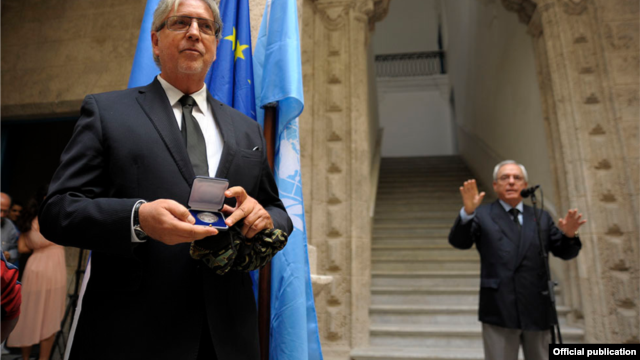 El Sr. Herman Portocarrero,Embajador jefe de la Delegación de la Unión Europea en Cuba y Eusebio Leal (der. al fondo). 