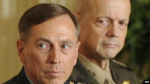 El general David Petraeus (i).