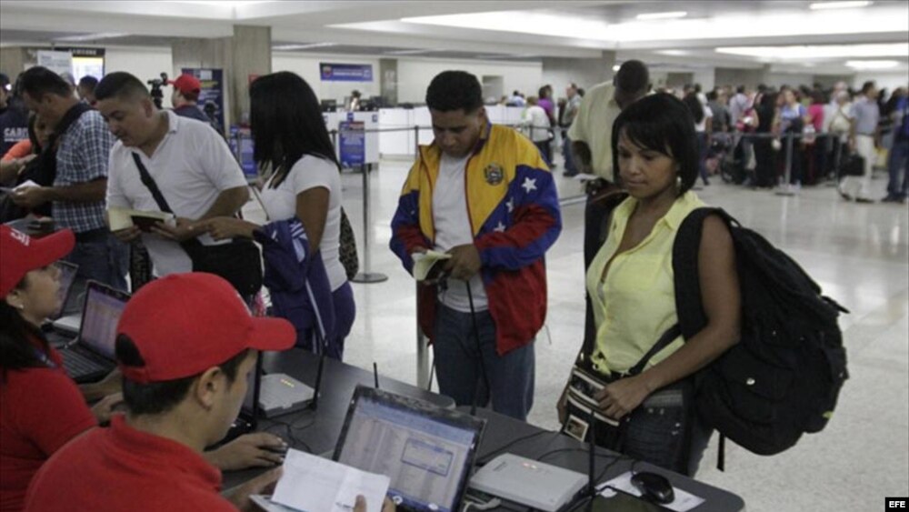 Viajeros venezolanos en el aeropuerto de Maiquetía