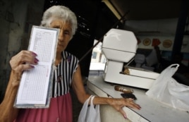 Quienes no pueden hacer otra cosa, revenden para sobrevivir parte de la la cuota del racionamiento