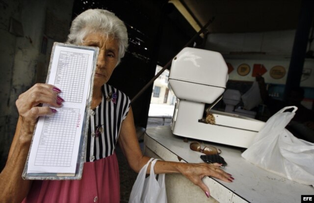 Quienes no pueden hacer otra cosa, revenden para sobrevivir parte de la la cuota del racionamiento