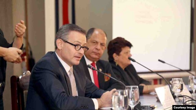El Presidente Luis Guillermo Solís (c) y el canciller Manuel A. González en conferencia de prensa.  