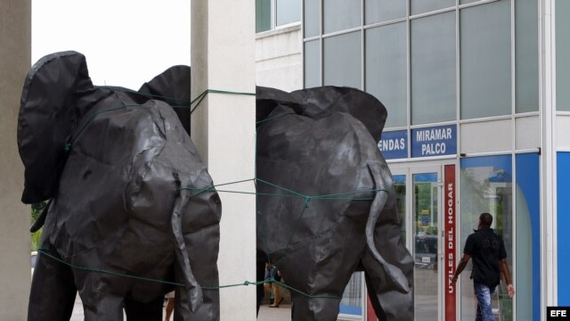 Dos elefantes que decoran un centro comercial en La Habana (Cuba) fueron amarrados este sábado 25 de agosto de 2012, ante la posibilidad de que sean derribados por las rachas de viento ocasionadas por la tormenta tropical "Issac". 