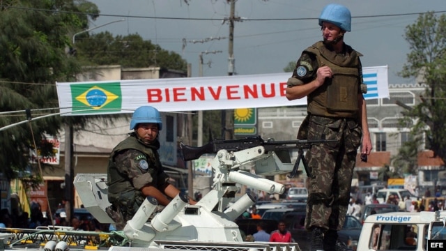 Soldados brasileños, miembros de las fuerzas de paz de la ONU, vigilan la entrada del estadio Silvio Cator de Puerto Príncipe. Archivo.