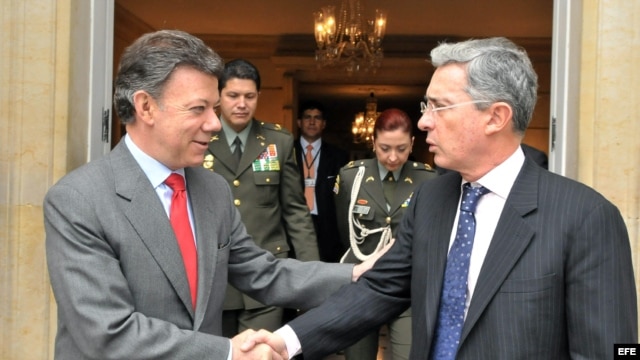 El presidente electo de Colombia, Juan Manuel Santos (i), y el ex presidente Álvaro Uribe. Archivo.