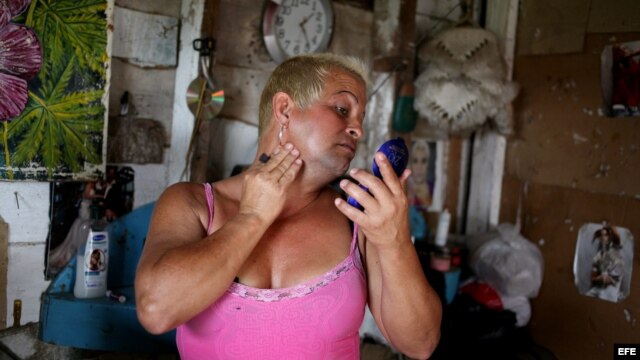 El transexual cubano José Agustín Hernández González (Adela), se observa en un espejo en su casa en la ciudad de Caibarién, en la provincia de Villa Clara (Cuba). 