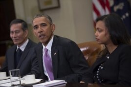 El presidente de EE.UU., Barack Obama, junto al periodista vietnamita Dieu Cay (i), y a la periodista etíope Simegnish 'Lily' Mengesha.