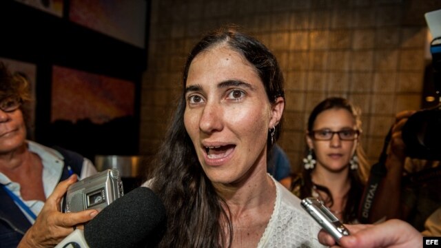 La disidente cubana Yoani Sánchez (d), autora del blog "Generación Y" concede entrevista a la prensa a su llegada a Brasil