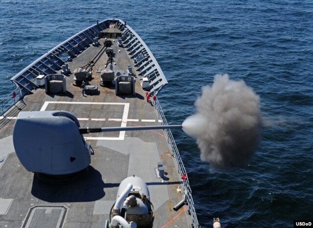 Fuego desde el crucero USS Normandy (CG 60)