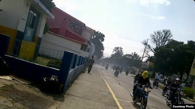 Motociclistas encapuchados en la ULA. Foto Danny Acosta.