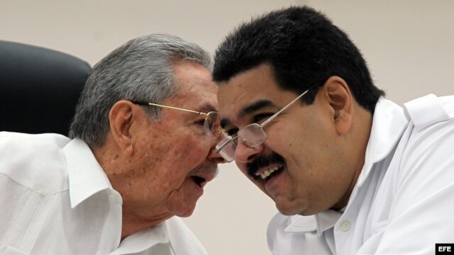 Raúl Castro (i) y Nicolás Maduro en la cumbre de la Alianza Bolivariana de los Pueblos de América (ALBA), en octubre.