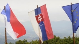 De izquierda a derecha las banderas de la República Checa, Eslovaquia y la Unión Europea.
