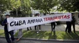Miembros del UDI protestan frente a la embajada cubana en Chile.