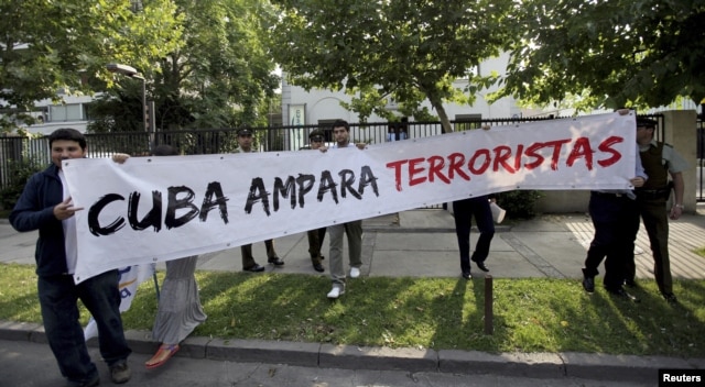 Miembros del UDI protestan frente a la embajada cubana en Chile.