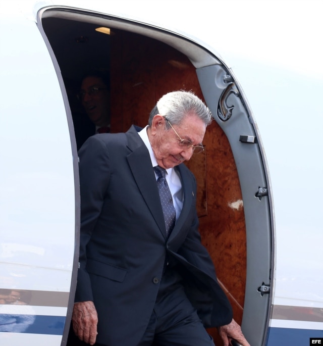 Fotografía cedida por la Presidencia de Costa Rica que muestra a Raúl Castro a su llegada al aeropuerto internacional Juan Santamaría martes 27 de enero de 2015, en San José.