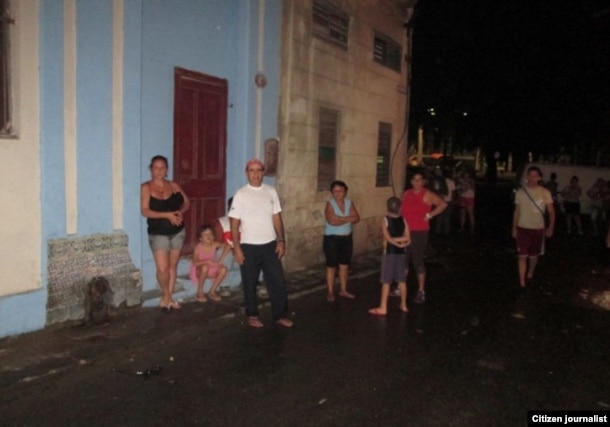 Vecinos del edificio pasaron la noche en la calle. (Foto: Cubanet)